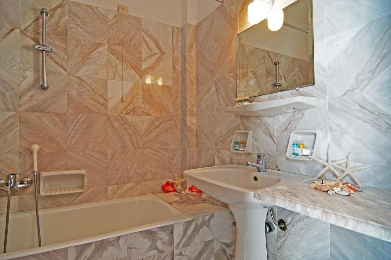 Alex Hotel Tourlos Buitenkant foto