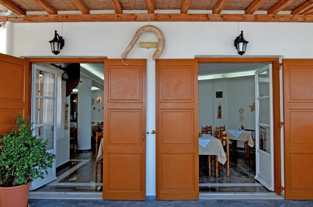 Alex Hotel Tourlos Buitenkant foto